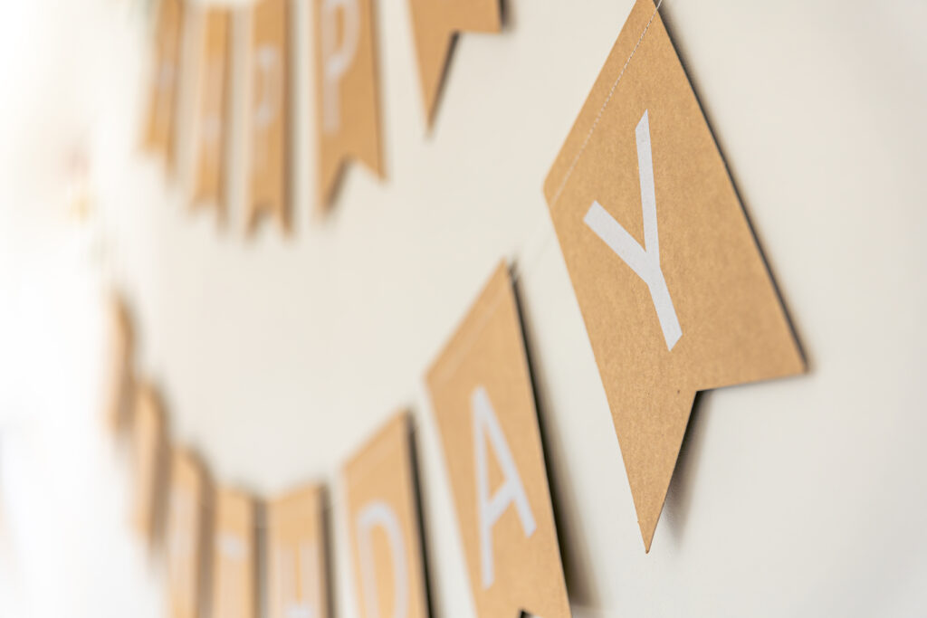 lettres adhésives sur vitrine ou mur