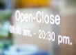 Comment poser facilement vos lettres adhésives sur vitrine ou mur